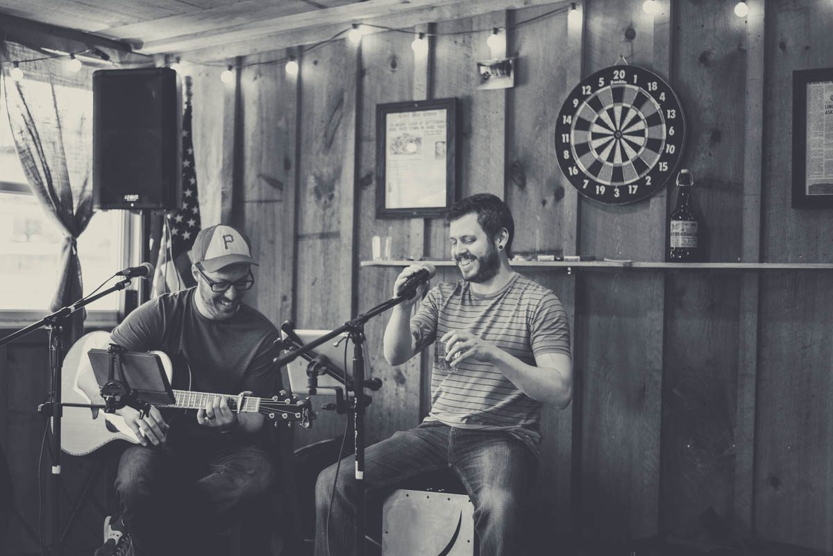 Acoustic duo show, black and white